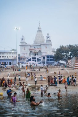 İnsanlar şehir kumlu plaj