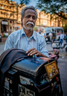 Adam sokakta vintage fotoğraf makinesi ile