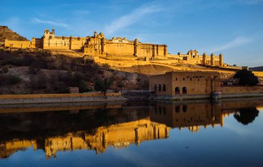 Nehir kıyısında antik Hint kale