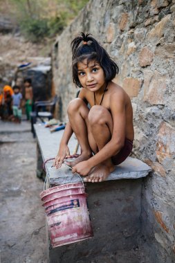 Kova taş bankta çömelme ile çocuk