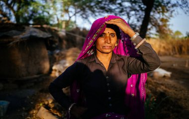 Kameraya bakarak başörtüsü kadında
