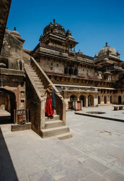 Индуистский монах стоит во дворе храма — стоковое фото