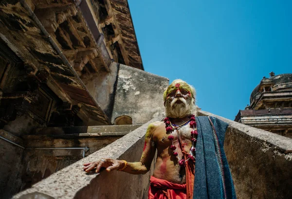Hinduski mnich, stojący na dziedzińcu świątyni — Zdjęcie stockowe