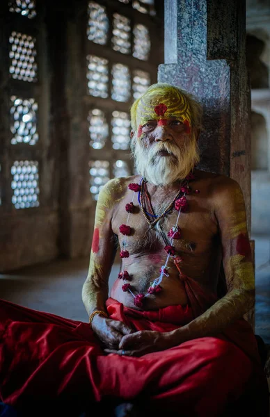 India, Rajastán, marzo de 2014: Monje hindú sentado dentro del templo —  Fotos de Stock