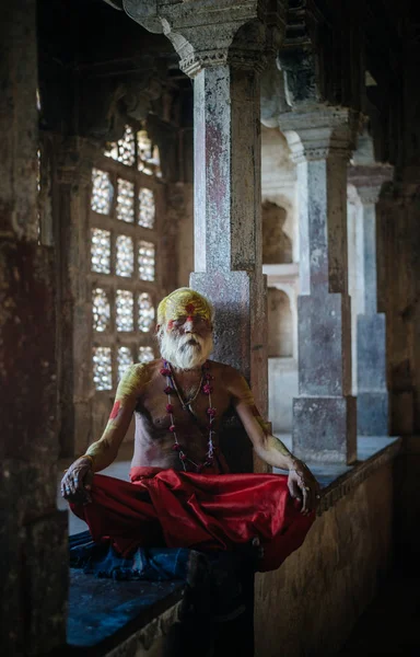 Inde, Rajasthan, mars 2014 : moine hindou assis à l'intérieur du temple — Photo