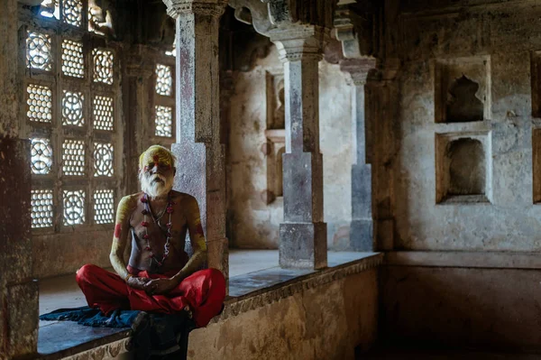 India, Rajastán, marzo de 2014: Monje hindú sentado dentro del templo — Foto de Stock