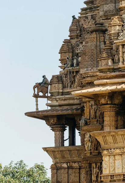 Apen zittend op het dak van de tempel — Stockfoto