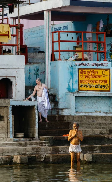 Dois homens a lavar-se no rio — Fotografia de Stock