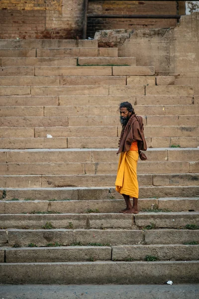 Hombre indio de pie en escaleras — Foto de Stock