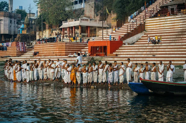 Niños monjes hindúes en la orilla del río — Foto de Stock