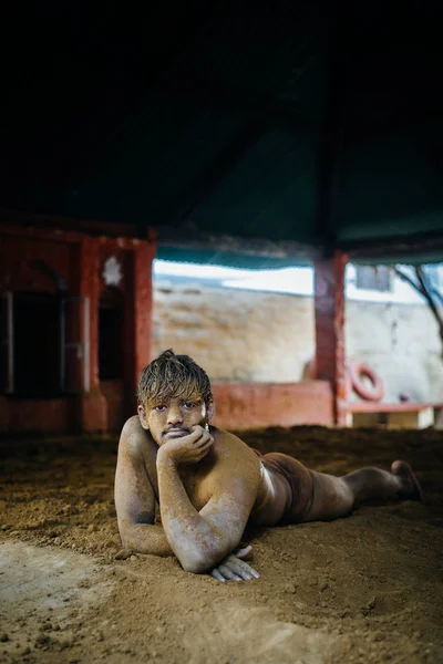 Lottatore di fango indiano sdraiato sulla sabbia — Foto Stock