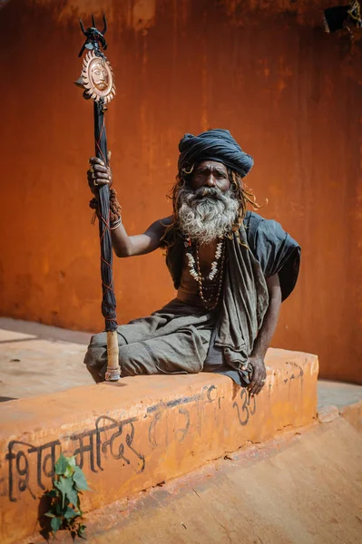 Indischer Mönch sitzt — Stockfoto