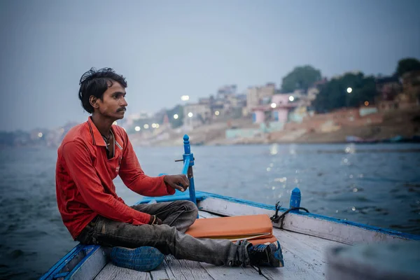 Hombre sentado en el barco en el agua —  Fotos de Stock
