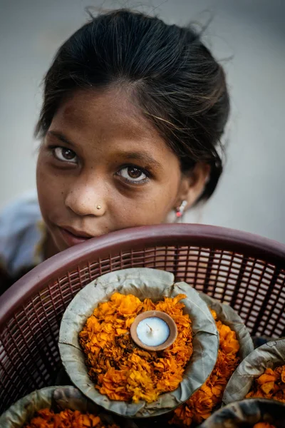 Értékesítés a gyertya lány portréja — Stock Fotó