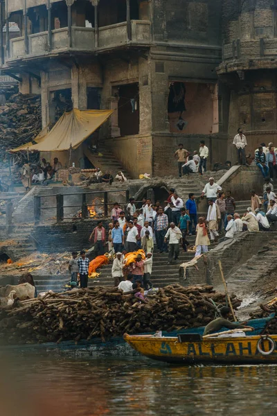 Uomini alla processione funebre sulla riva del fiume — Foto Stock