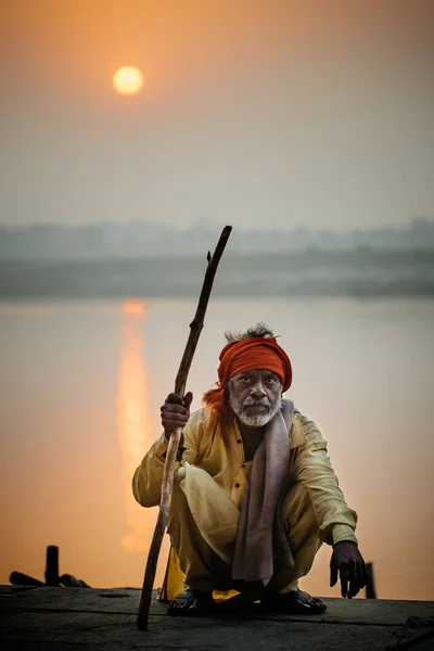 Hombre hindú sentándose en cuclillas — Foto de Stock