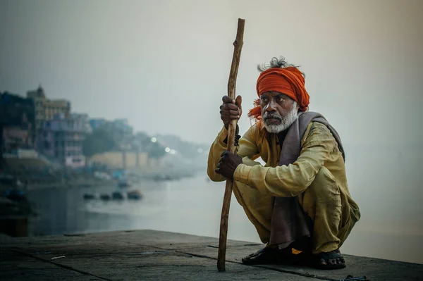 Hindu-Mann hockt im Sitzen — Stockfoto