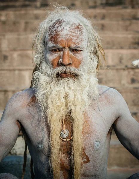 Monge hindu em tinta branca — Fotografia de Stock