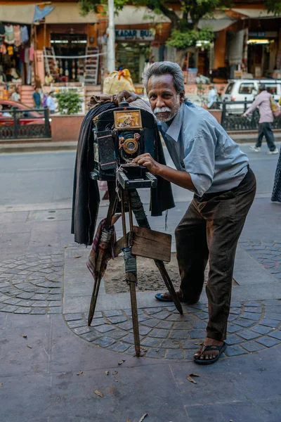 Hombre en la calle con cámara vintage —  Fotos de Stock