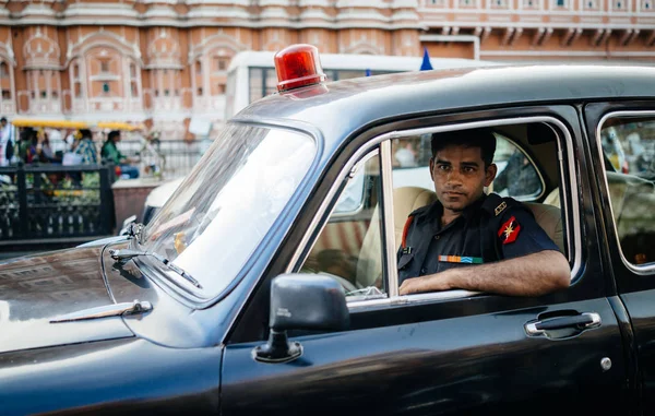 Indyjski policjant w samochodzie — Zdjęcie stockowe