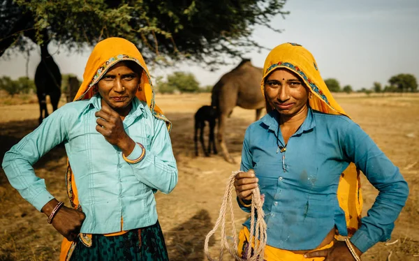 Dos mujeres con pañuelos en la cabeza de pie — Foto de Stock