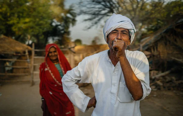 흡연 하는 남성과 여성의 전통적인 의류 — 스톡 사진