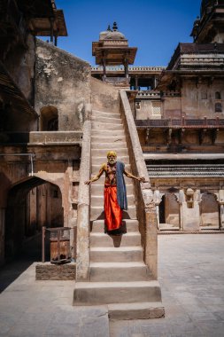 Hindu rahip Tapınağı avluda duran