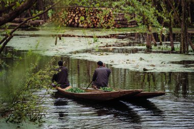 Gölde tekne üzerinde erkek