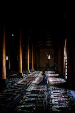 Cami içinde dua adam