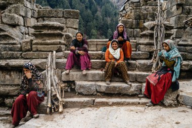 Taş merdivenlerde oturan kadın