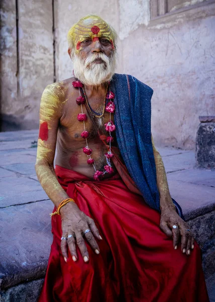 Hombre indio sentado y mirando a la cámara — Foto de Stock