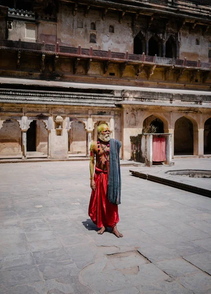 Hindu-Mönch steht auf Tempelhof — Stockfoto