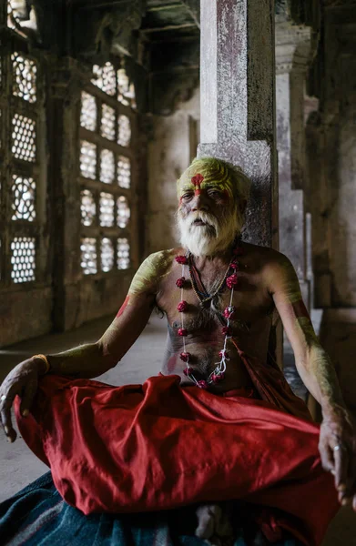 Monge hindu sentado no templo — Fotografia de Stock