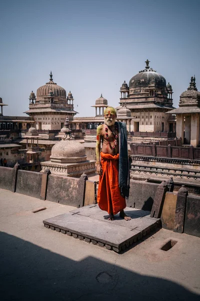Monje hindú de pie en el patio del templo — Foto de Stock