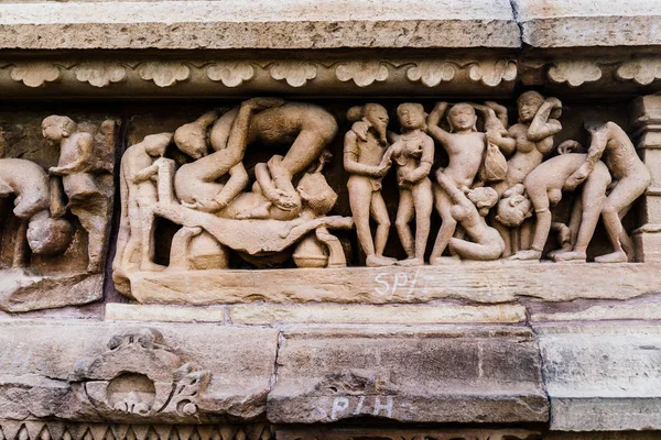 Bajorrelieve antiguo del templo indio —  Fotos de Stock
