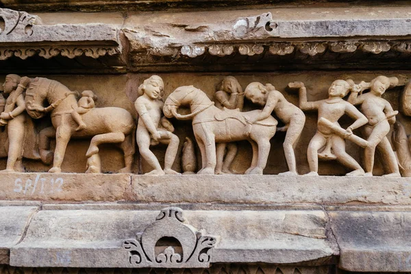 Bajorrelieve antiguo del templo indio —  Fotos de Stock