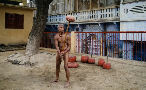 Ο άνθρωπος κάνει ασκήσεις γυμναστικής και δύναμη — Φωτογραφία Αρχείου