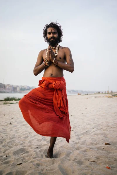 Monk standing on one leg — Stock Photo, Image