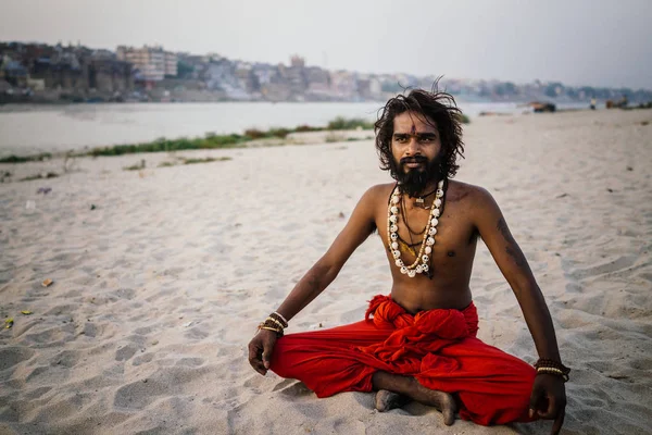 Monge barbudo sentado na praia de areia — Fotografia de Stock