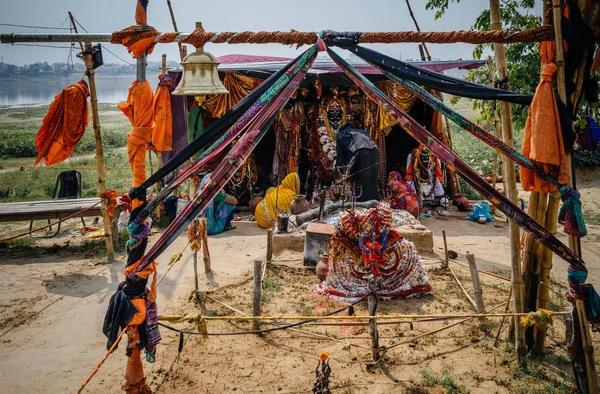 Gente cerca de altar colorido — Foto de Stock