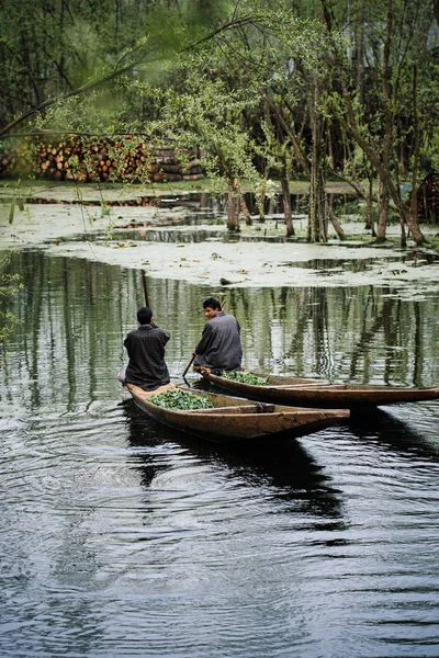 Uomini in barca nel lago — Foto Stock