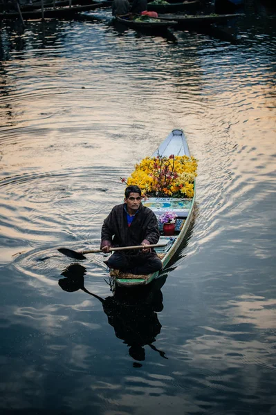 Uomo in barca nel lago — Foto Stock