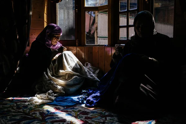 Mulheres costurando tecido dentro de casa — Fotografia de Stock