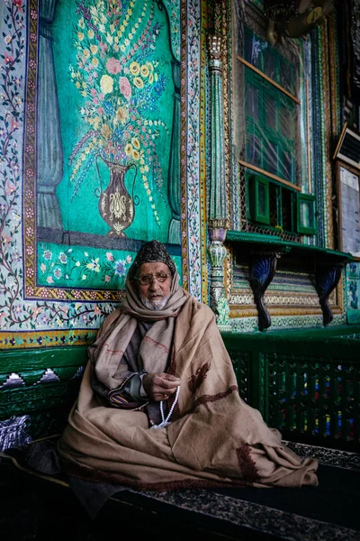 Mann betet in Moschee — Stockfoto