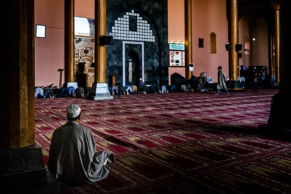Homens rezando dentro da mesquita — Fotografia de Stock