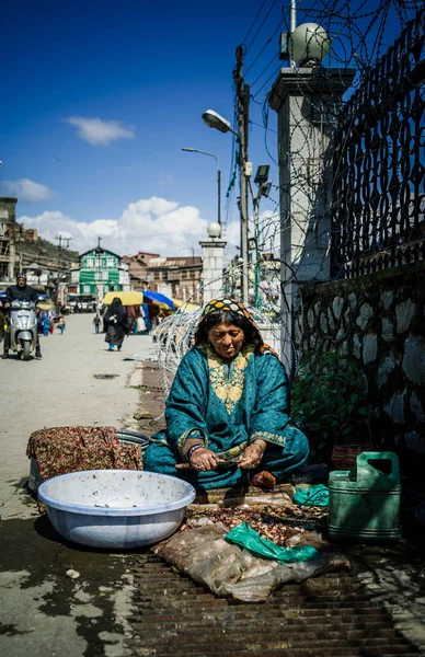 Donna che prepara e vende pesce — Foto Stock