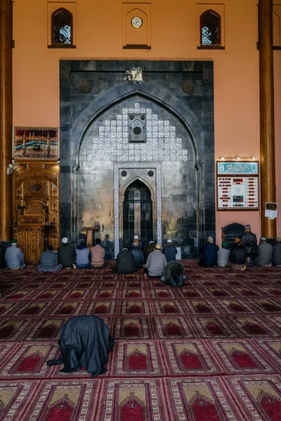 Homens rezando dentro da mesquita — Fotografia de Stock