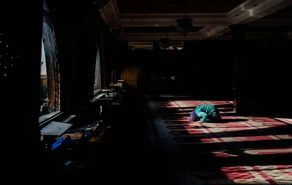 Uomo che prega dentro la moschea — Foto Stock