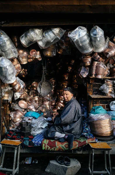 Man selling copper crockery — Stock Photo, Image