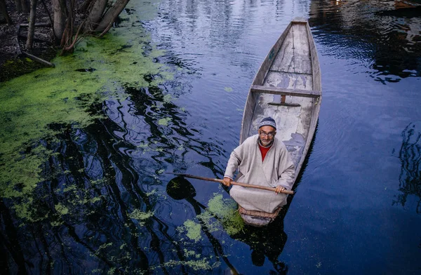 Uomo in barca nel lago — Foto Stock